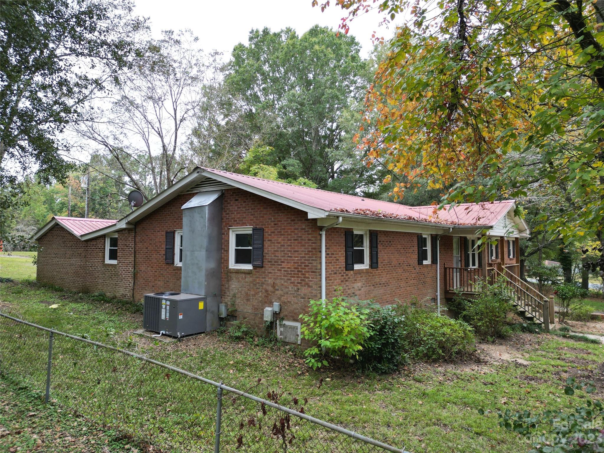 144 Allen Pond Road Wadesboro, NC 28170 - Photo 4 of 40 a backyard of a house with plants and large tree