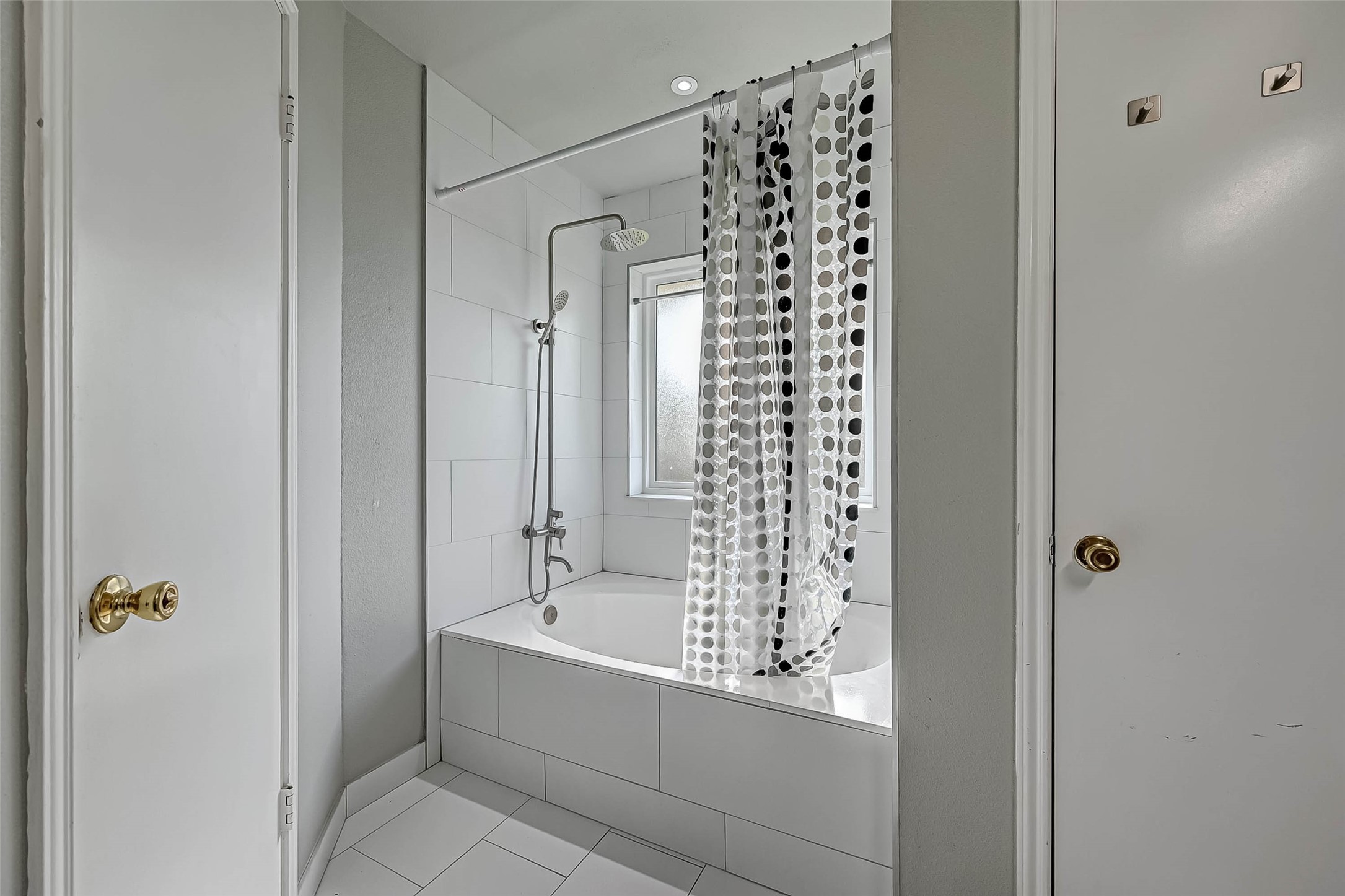 9466 Coast Bridge Street Houston, TX 77075 - Photo 27 of 29 a bathroom with bathtub and shower