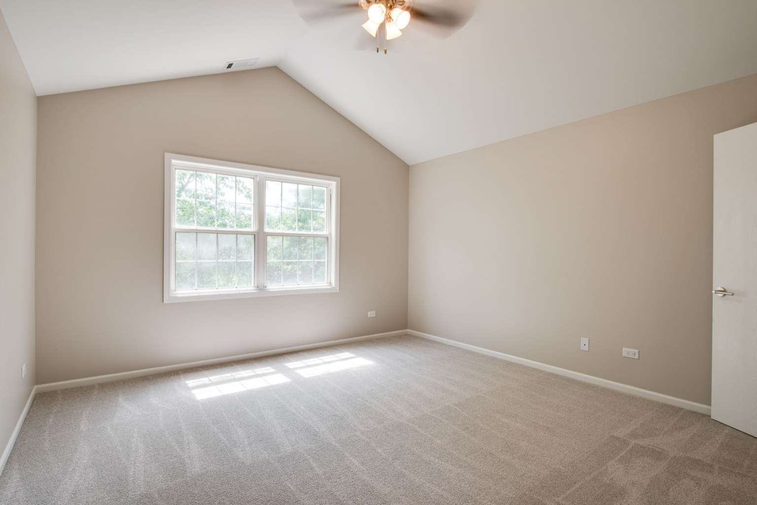 2203 Riverside Drive Plainfield, IL 60586 - Photo 14 of 25 an empty room with a window