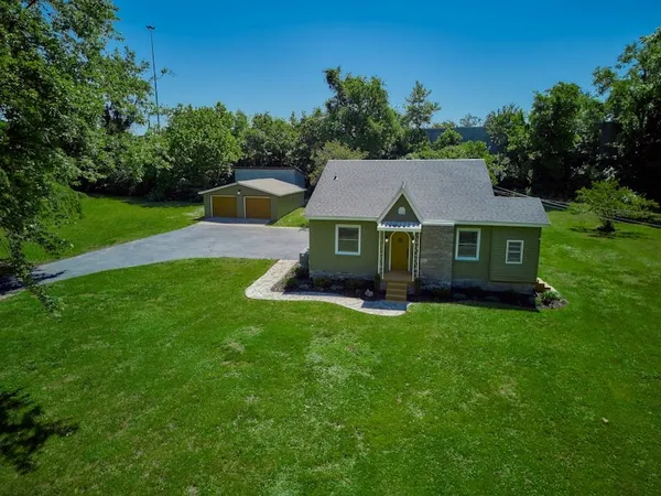 a view of a yard in front of house
