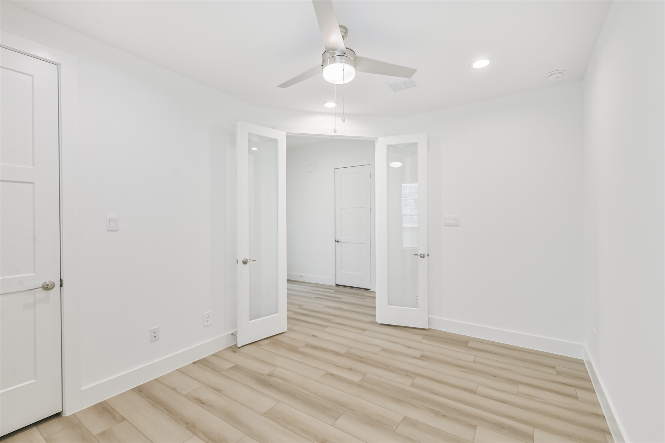218 Springfield Terrace Drive Conroe, TX 77304 - Photo 5 of 39 Office/5th bedroom