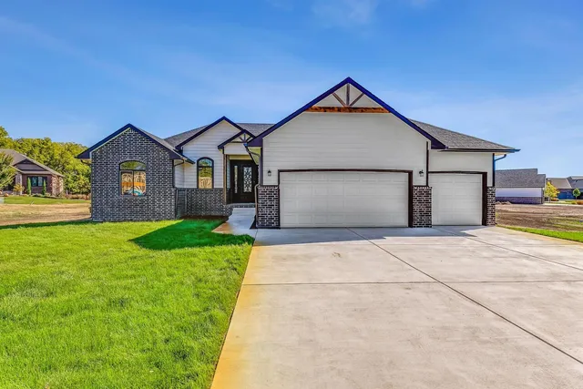 $449,000 | 518 North Backwoods Court, Valley Center, KS 67147
