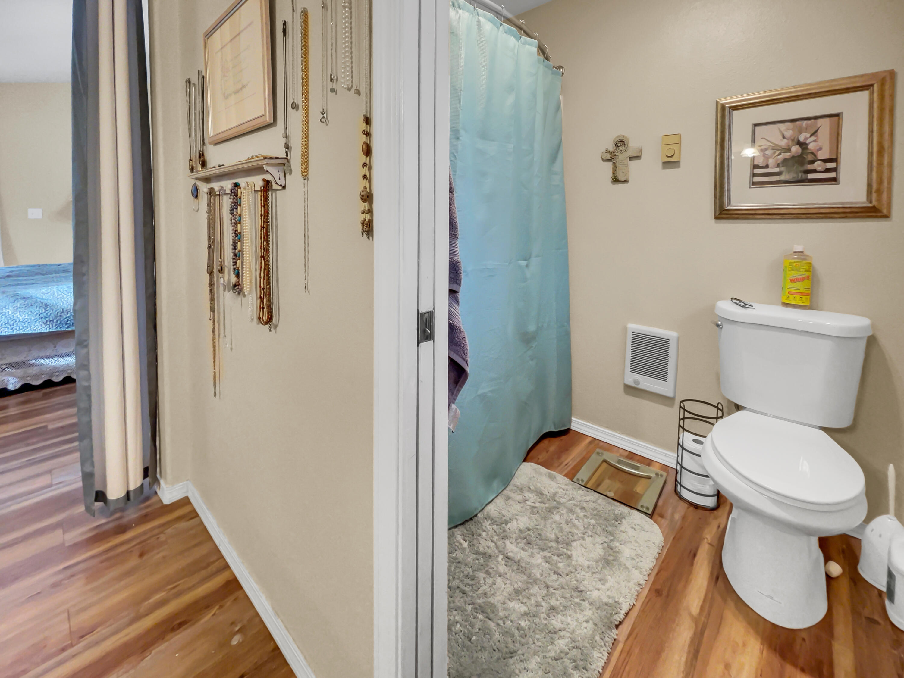 19231 Apache Road Bend, OR 97702 - Photo 27 of 34 Bathroom-Master