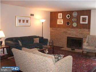 518 Wynlyn Road Wynnewood, PA 19096 - Photo 3 of 8 Living Room