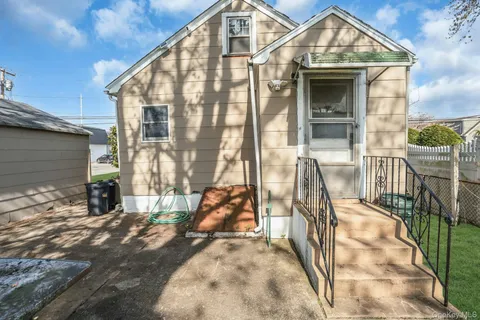$475,000 | 111 South 4th Street, Lindenhurst, NY 11757