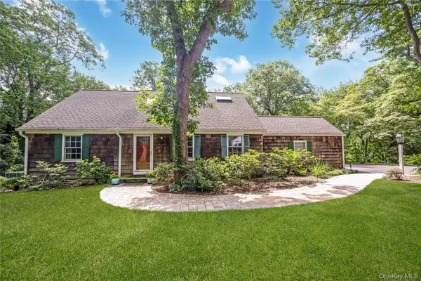 $899,999 | 8 Arosa Court, Greenlawn, NY 11740