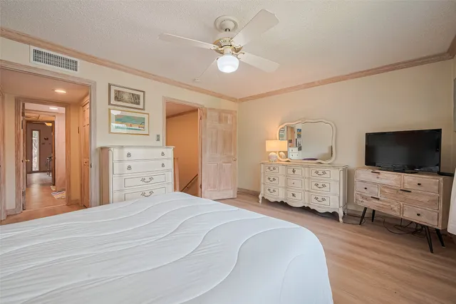 $235,000 | 674 South Ripple Creek Drive, Unit 674, Houston, TX 77057