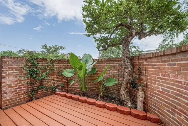 $235,000 | 674 South Ripple Creek Drive, Unit 674, Houston, TX 77057