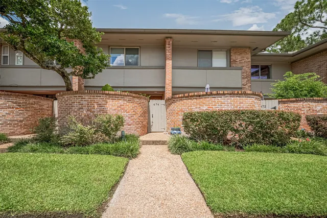 $235,000 | 674 South Ripple Creek Drive, Unit 674, Houston, TX 77057