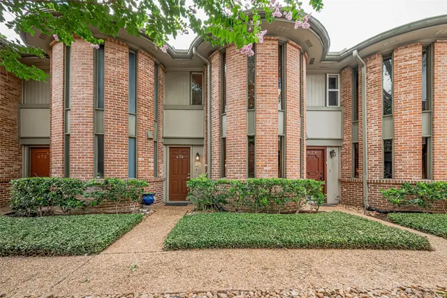 $235,000 | 674 South Ripple Creek Drive, Unit 674, Houston, TX 77057