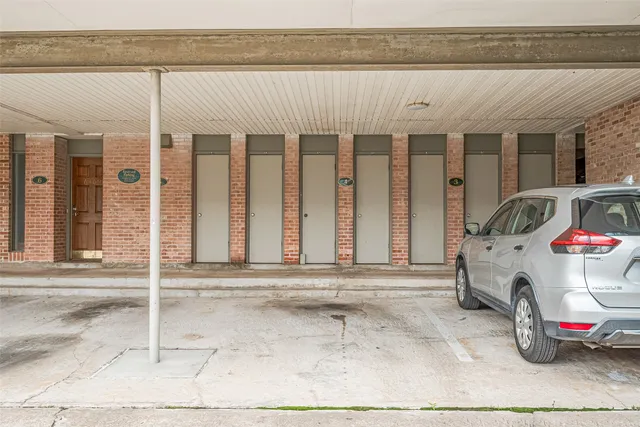 $235,000 | 674 South Ripple Creek Drive, Unit 674, Houston, TX 77057