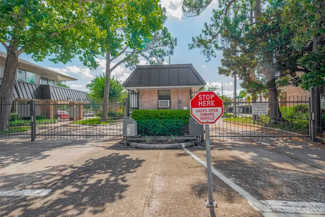 $235,000 | 674 South Ripple Creek Drive, Unit 674, Houston, TX 77057