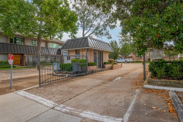 $235,000 | 674 South Ripple Creek Drive, Unit 674, Houston, TX 77057