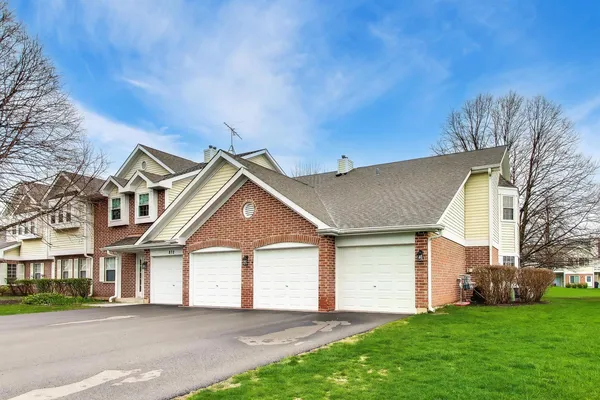 $329,900 | 872 Quin Court, Unit 102, Naperville, IL 60563