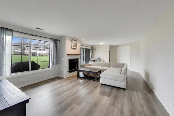$329,900 | 872 Quin Court, Unit 102, Naperville, IL 60563