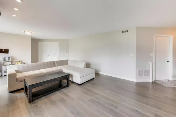 $329,900 | 872 Quin Court, Unit 102, Naperville, IL 60563