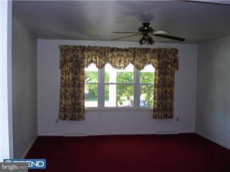 10 Old Forge Road Pennsville, NJ 08070 - Photo 5 of 9 Living Room