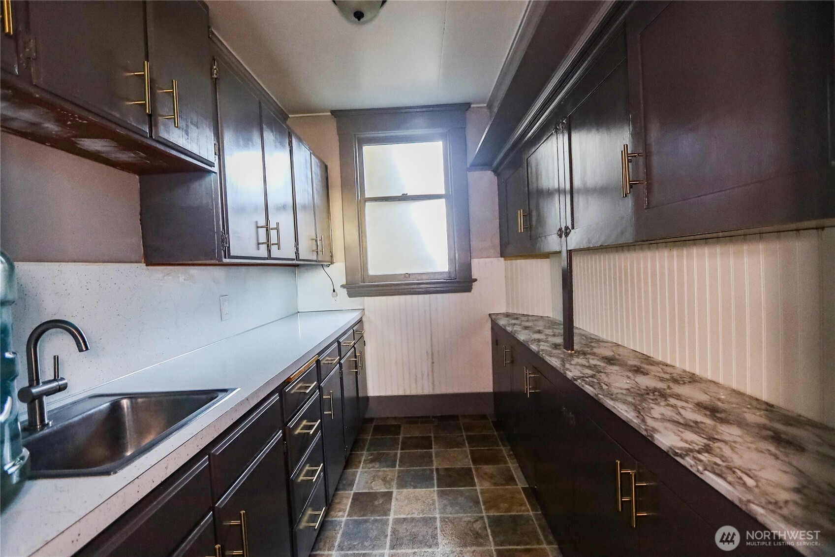 505 K Street Hoquiam, WA 98550 - Photo 11 of 40 a kitchen with granite countertop a sink stove and cabinets