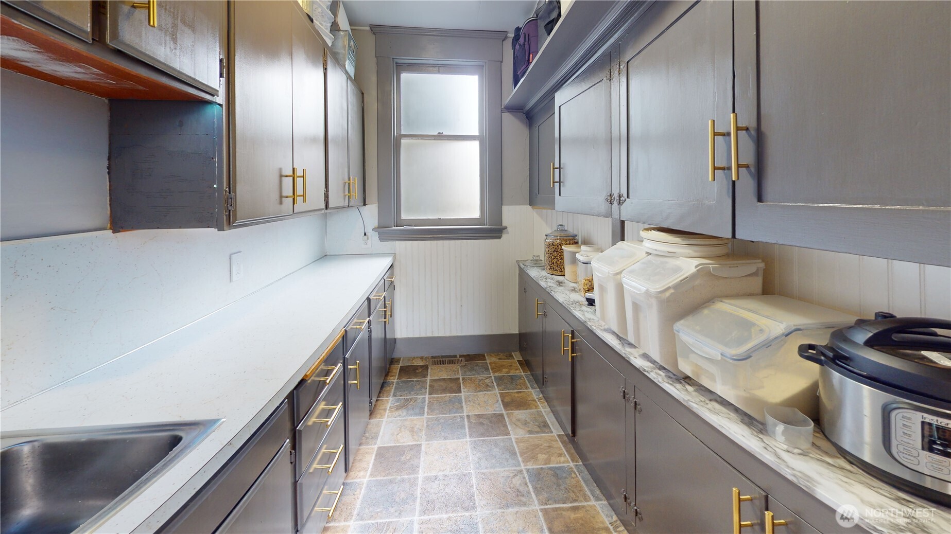 505 K Street Hoquiam, WA 98550 - Photo 11 of 39 a bathroom with a sink and a mirror