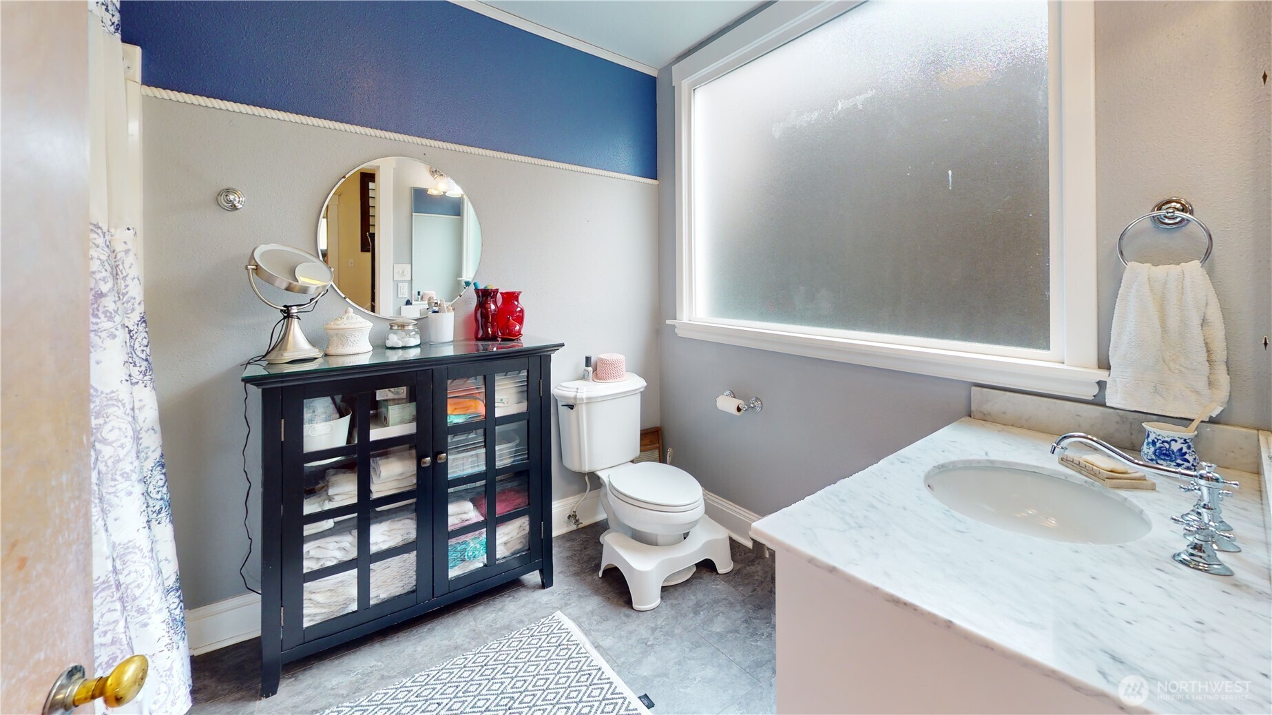 505 K Street Hoquiam, WA 98550 - Photo 14 of 39 a bathroom with a sink toilet and a mirror