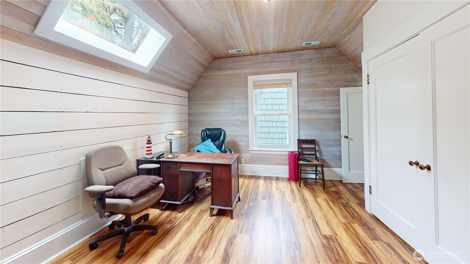 505 K Street Hoquiam, WA 98550 - Photo 15 of 39 a reading room with furniture and wooden floor