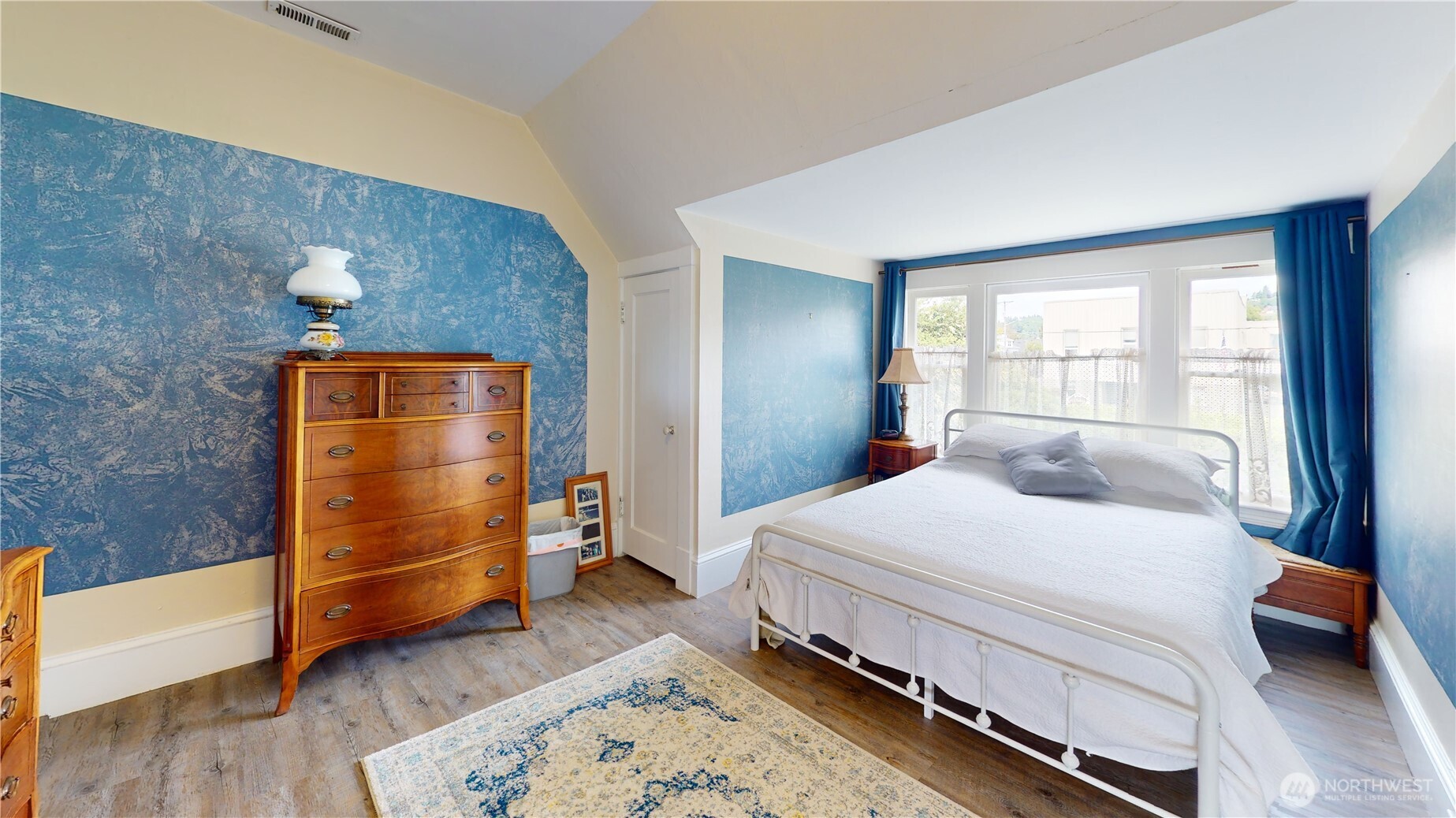 505 K Street Hoquiam, WA 98550 - Photo 18 of 39 a bedroom with a bed and a dresser