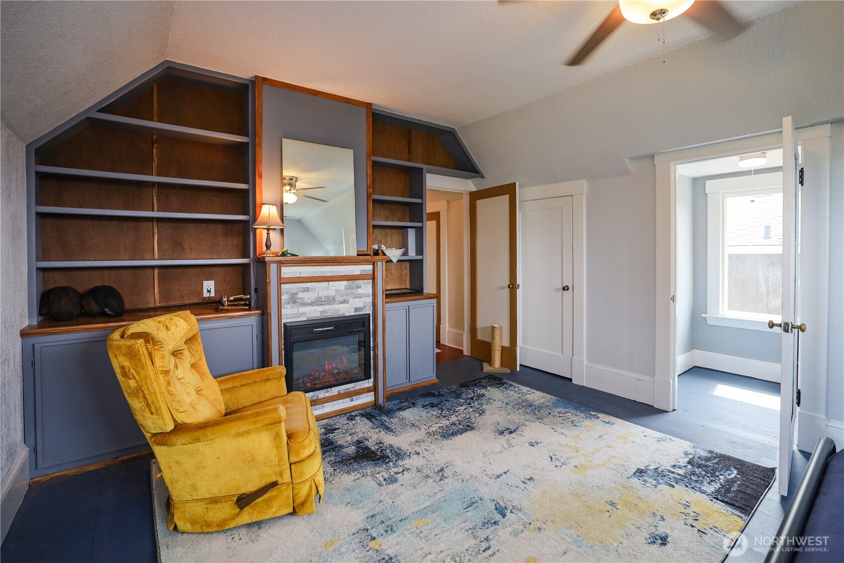 505 K Street Hoquiam, WA 98550 - Photo 22 of 39 a living room with furniture and a rug