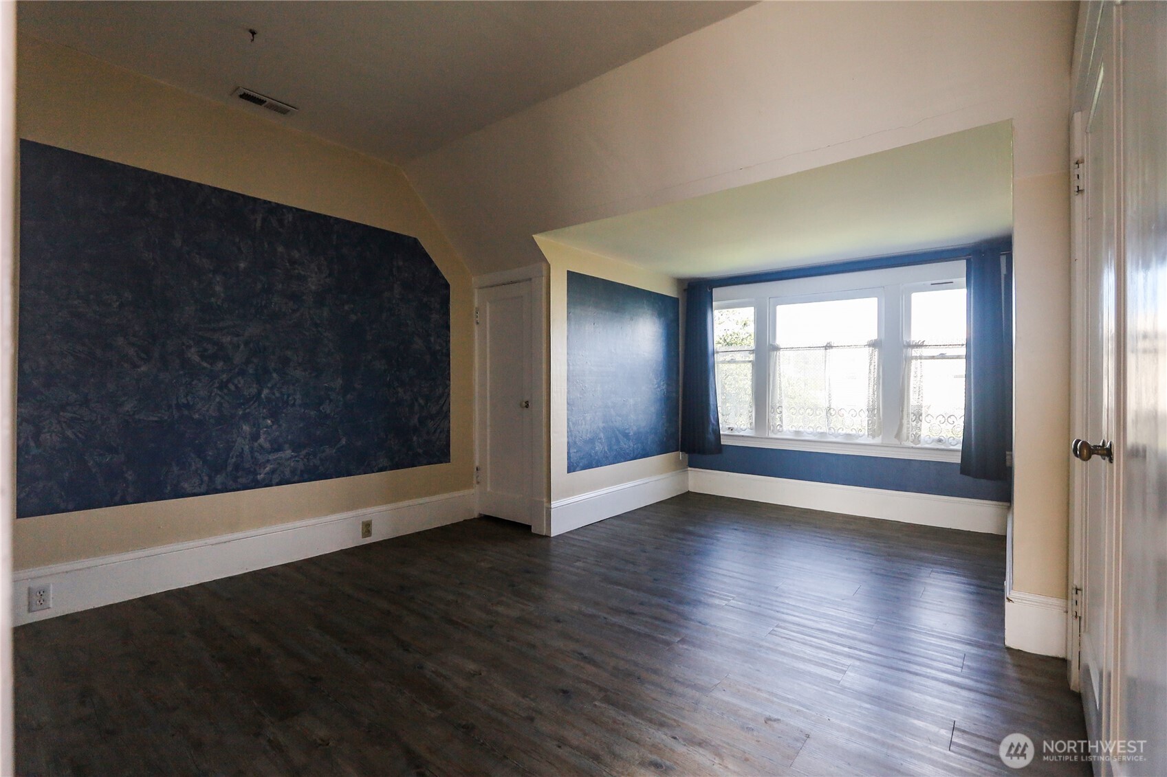 505 K Street Hoquiam, WA 98550 - Photo 24 of 40 an empty room with wooden floor and windows