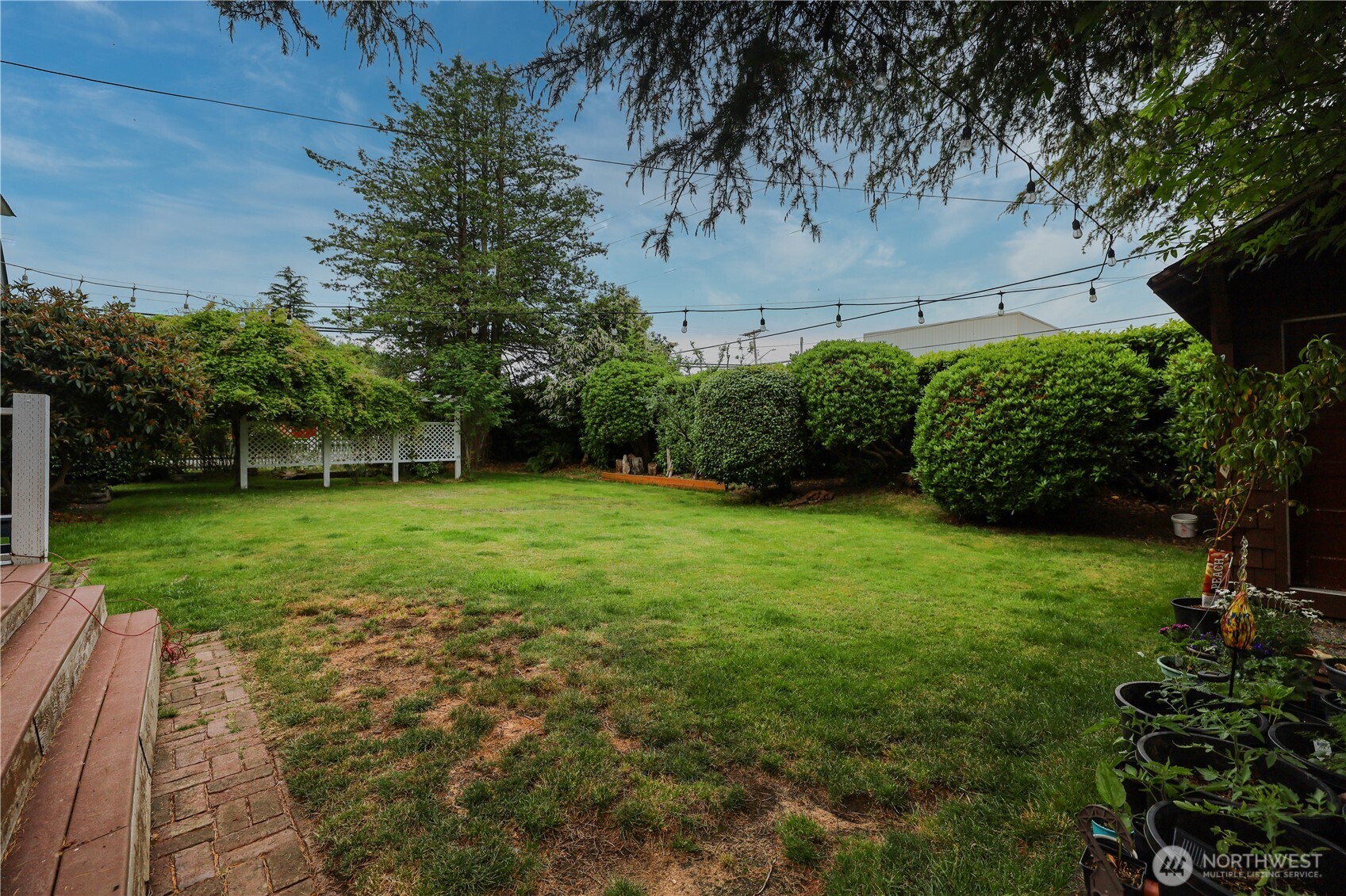 505 K Street Hoquiam, WA 98550 - Photo 25 of 40 a view of a garden with a tree