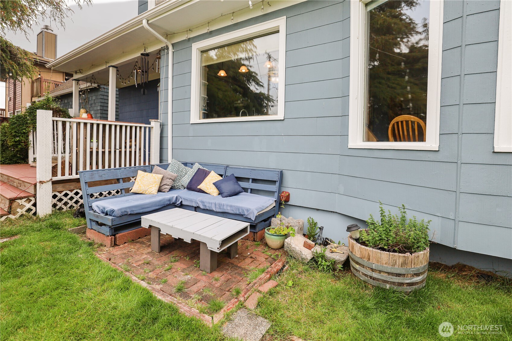 505 K Street Hoquiam, WA 98550 - Photo 26 of 40 a backyard of a house with a table and chairs