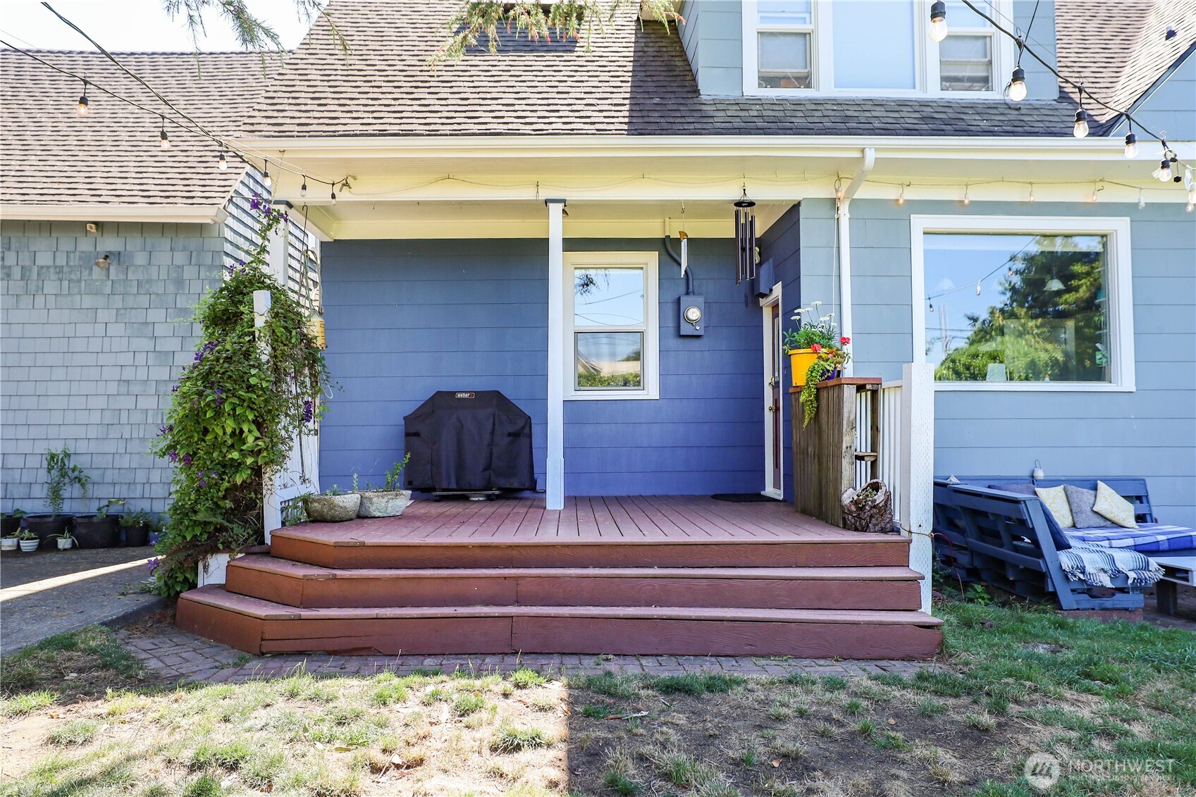 505 K Street Hoquiam, WA 98550 - Photo 30 of 40 a front view of a house with a garden