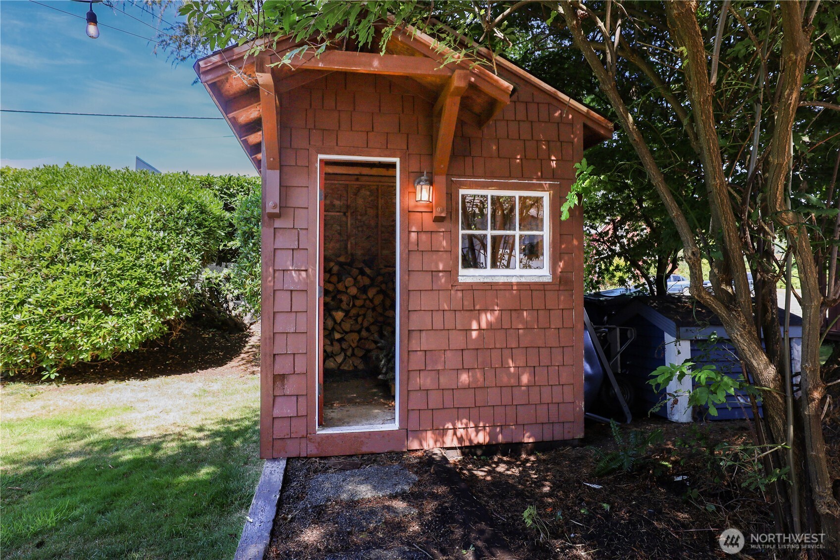 505 K Street Hoquiam, WA 98550 - Photo 31 of 40 a front view of a house with garden