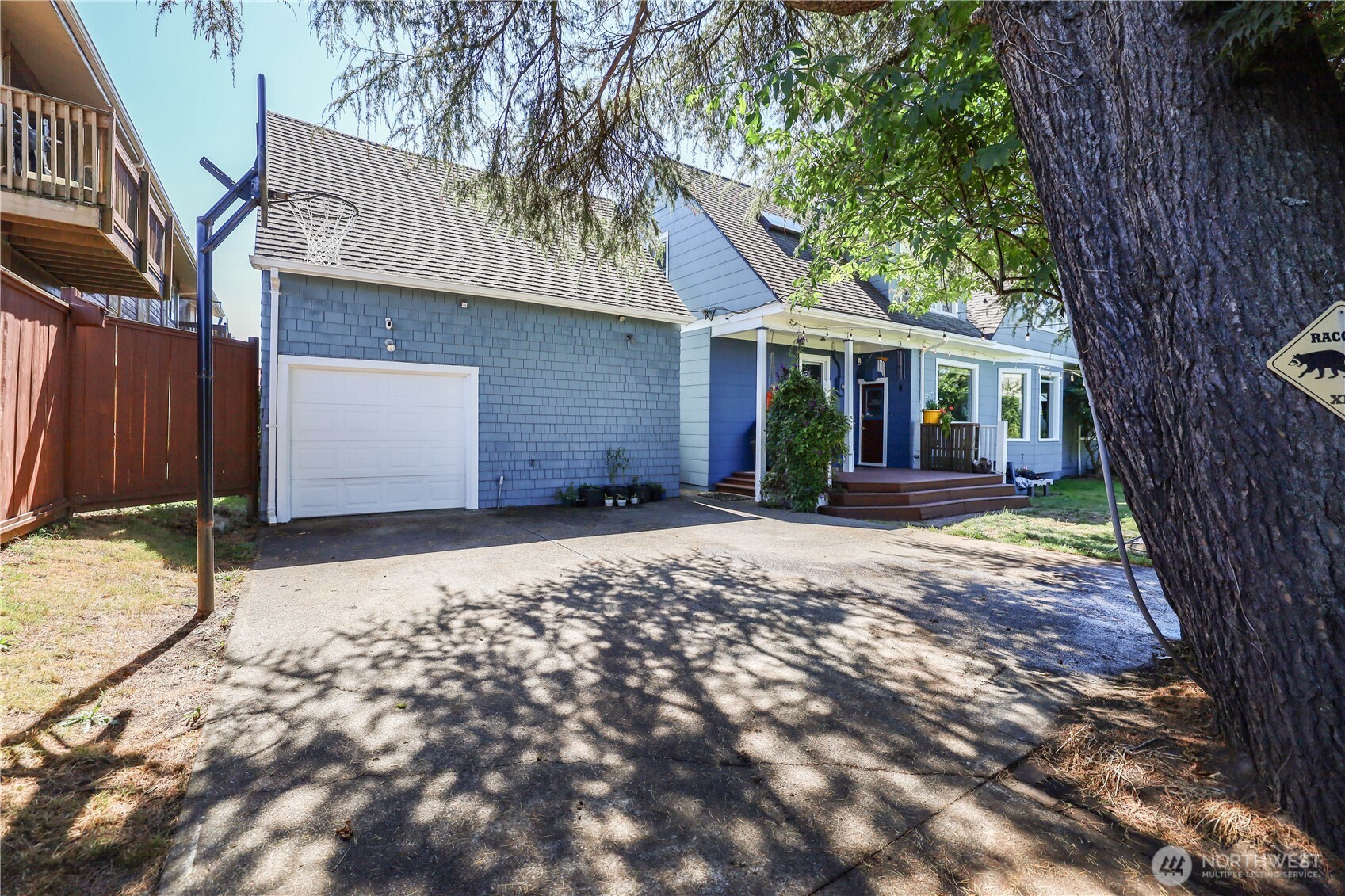 505 K Street Hoquiam, WA 98550 - Photo 34 of 40 a front view of a house with a yard and garage