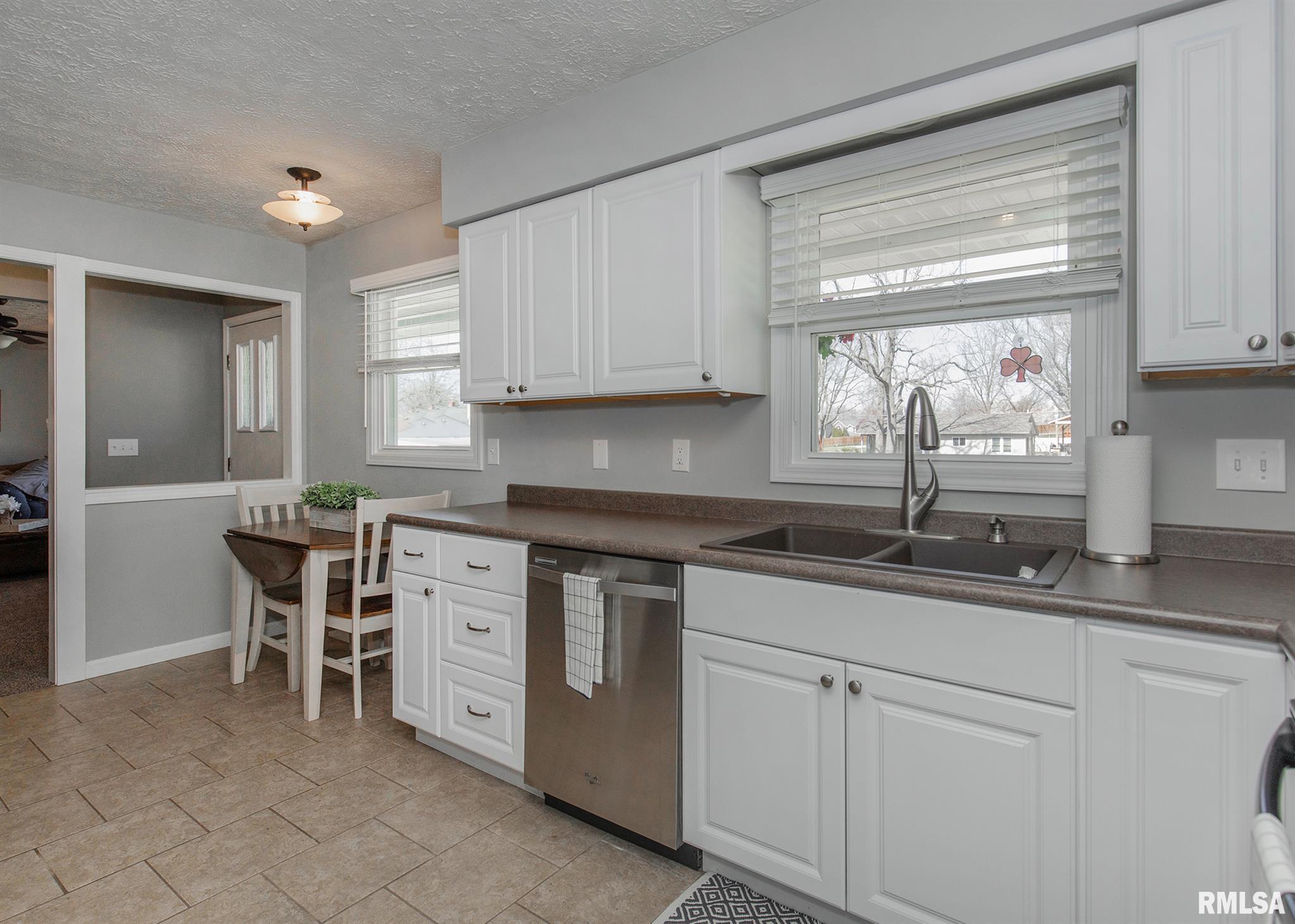 1307 Devils Glen Road Bettendorf, IA 52722 - Photo 6 of 27 Gallery Image 6
