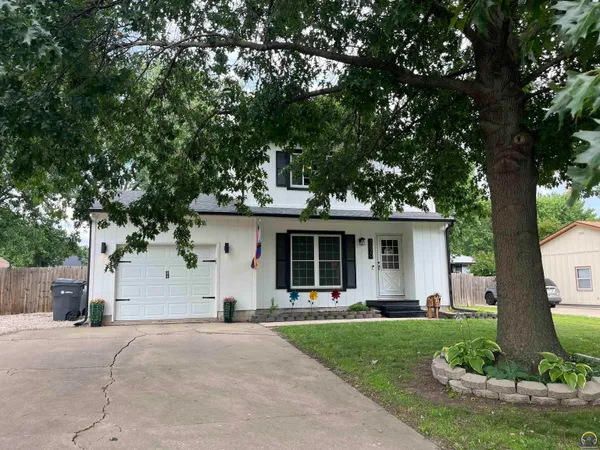 $212,900 | 2020 Holiday Drive, Emporia, KS 66801