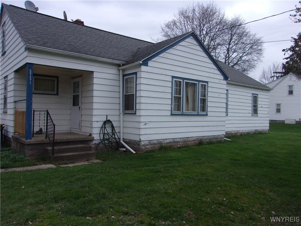 5751 Stone Road Lockport Town, NY 14094 - Photo 1 of 1 Front elevation