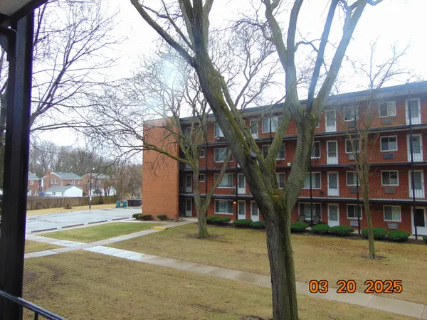 $69,900 | 2915 West 13 Mile Road, Unit 209, Royal Oak, MI 48073