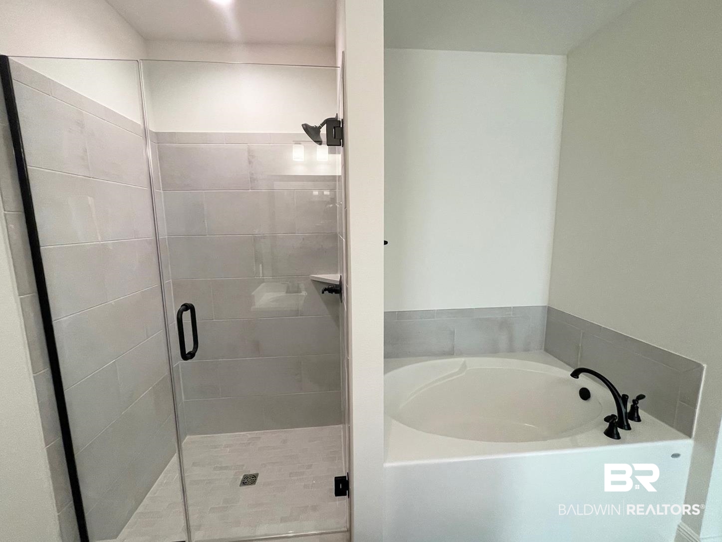 1363 Fenton Circle Foley, AL 36535 - Photo 9 of 20 Bathroom with shower with separate bathtub