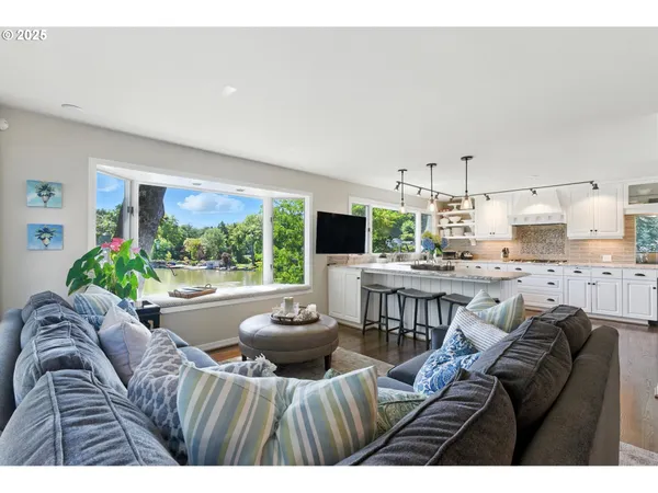 $4,000,000 | 16755 Graef Circle, Lake Oswego, OR 97035