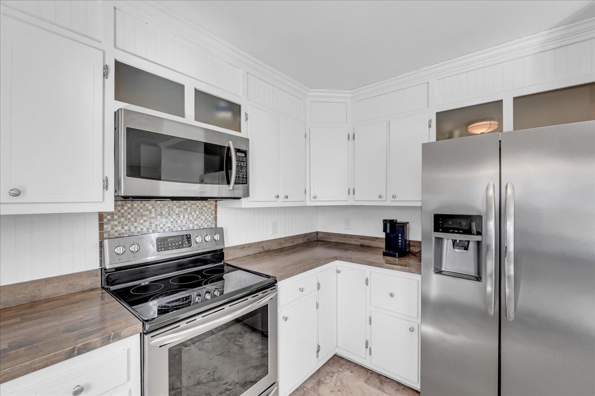 487 County Line Road Lynchburg, TN 37352 - Photo 20 of 63 a kitchen with a refrigerator stove and microwave