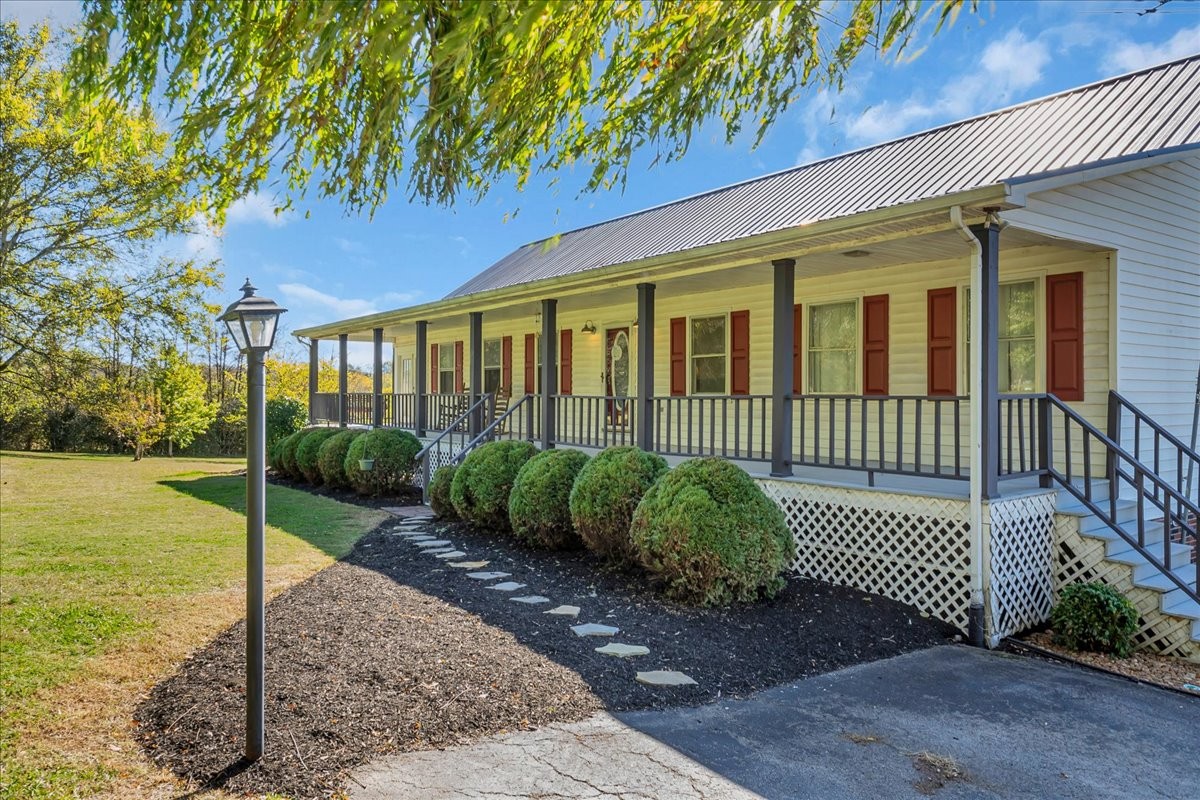 487 County Line Road Lynchburg, TN 37352 - Photo 4 of 63 a front view of a house having yard