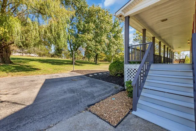 a view of a yard with a house