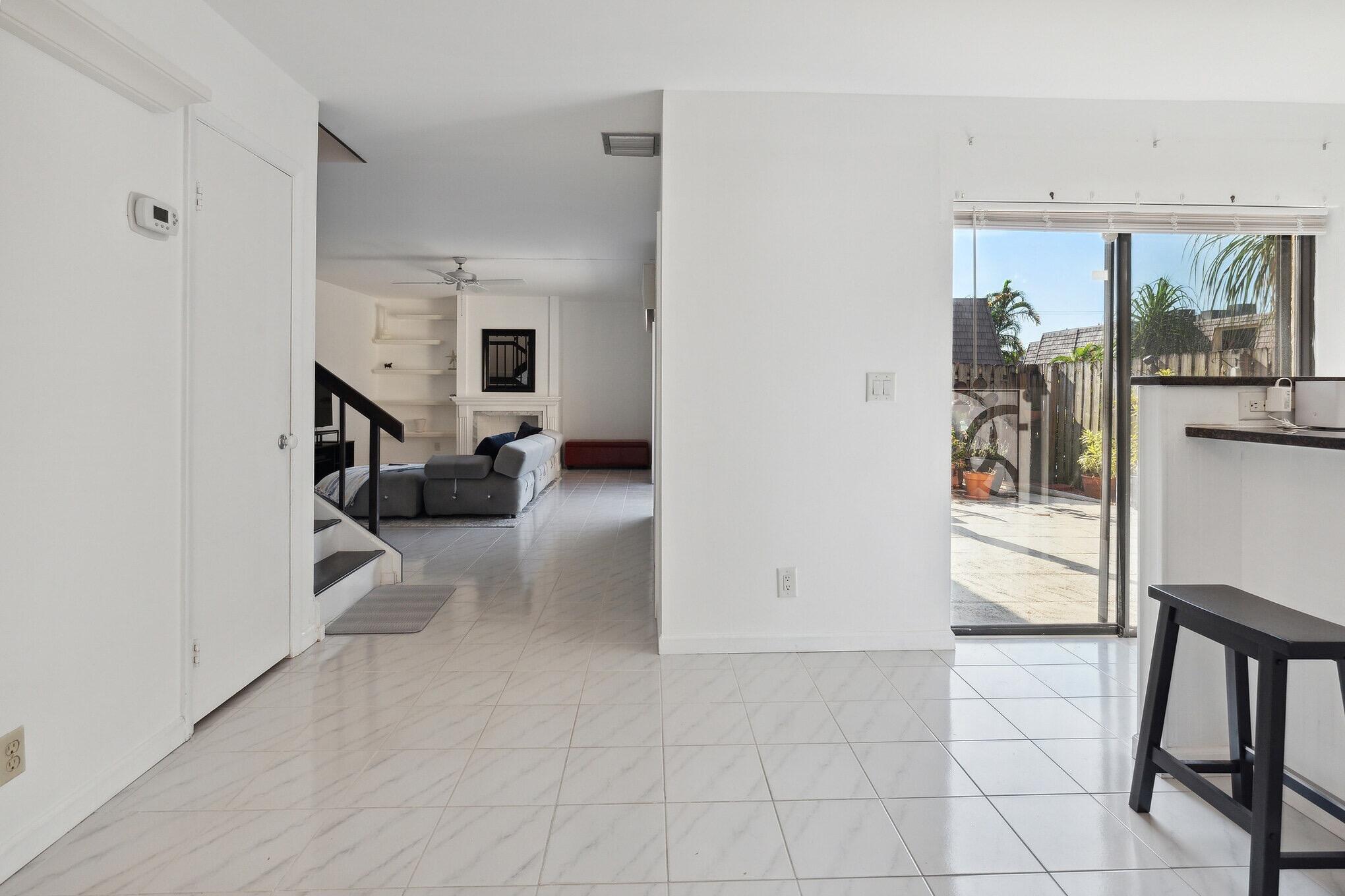 564 Springdale Circle Palm Springs, FL 33461 - Photo 3 of 16 IMG_0240