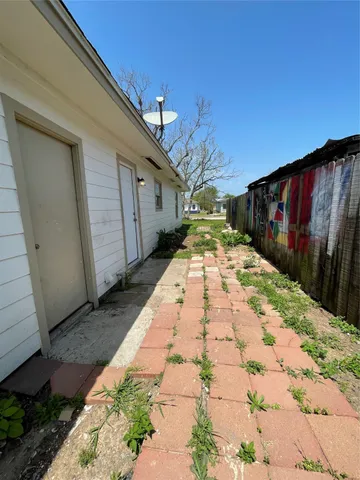 a view of a backyard of the house
