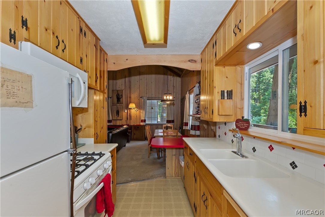 691 Cottage Grove Road Lake Arrowhead, CA 92352 - Photo 13 of 28 a very nice looking room with many windows
