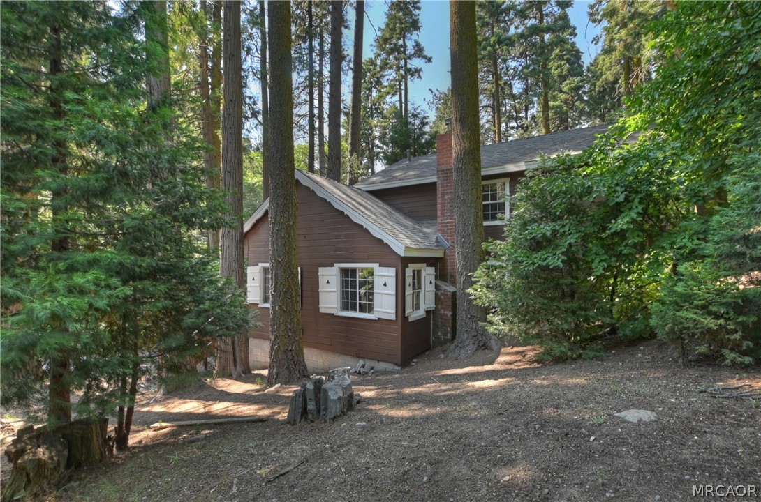 691 Cottage Grove Road Lake Arrowhead, CA 92352 - Photo 28 of 28 a view of a house with backyard and garden