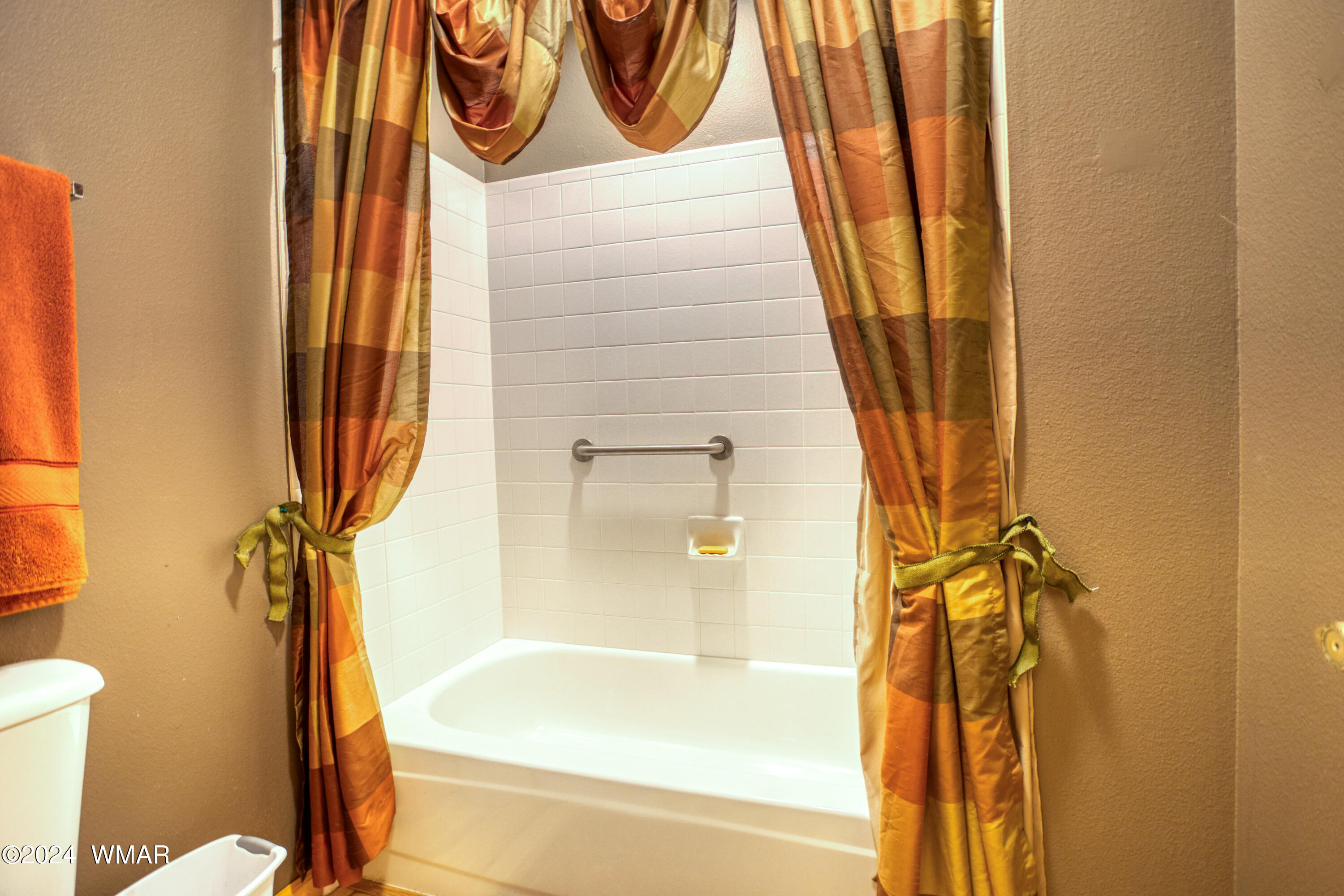 2727 Juniper Circle, Unit 37 Pinetop, AZ 85935 - Photo 17 of 33 a bathroom with a bathtub and a shower