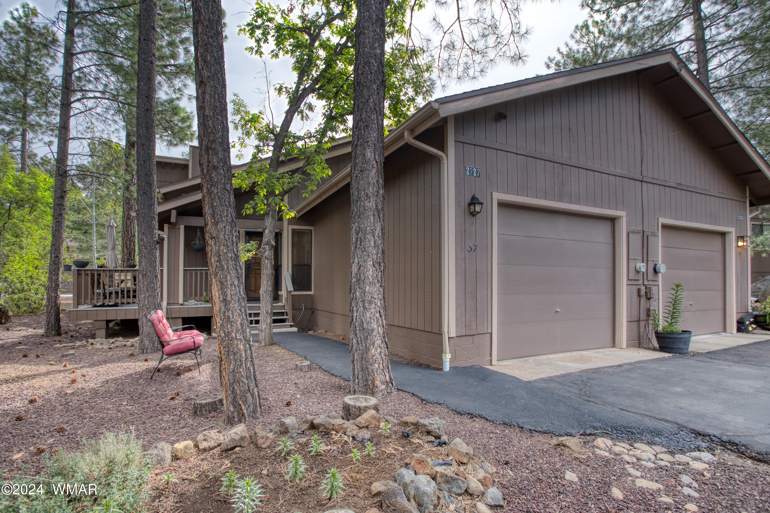 2727 Juniper Circle, Unit 37 Pinetop, AZ 85935 - Photo 2 of 33 a view of a house with backyard and garden