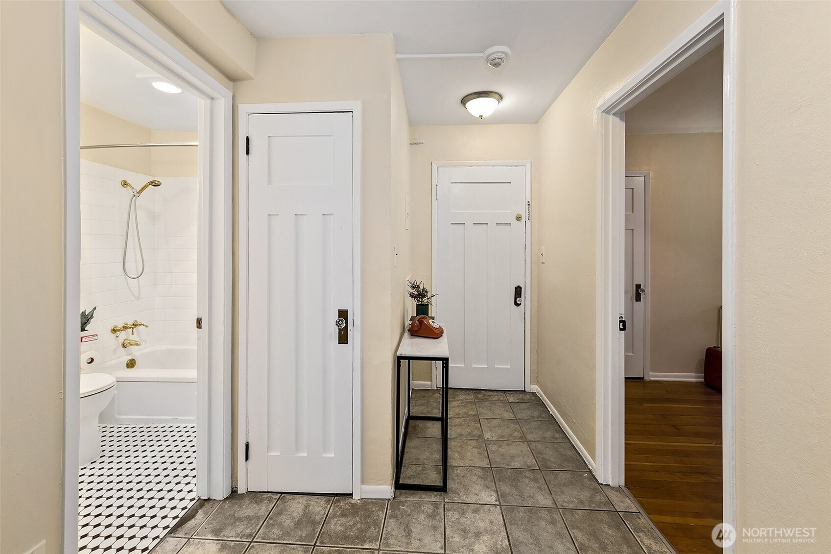 516 East Thomas Street, Unit 105 Seattle, WA 98102 - Photo 12 of 15