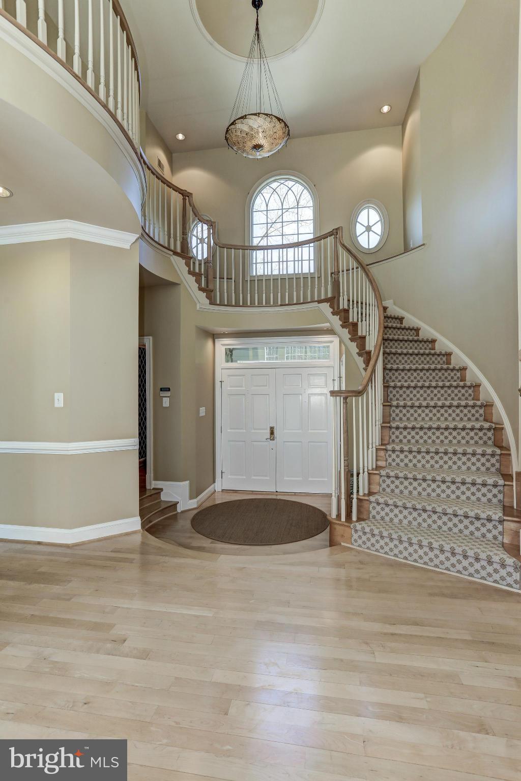 894 Chinquapin Road McLean, VA 22102 - Photo 3 of 30 Entry Foyer